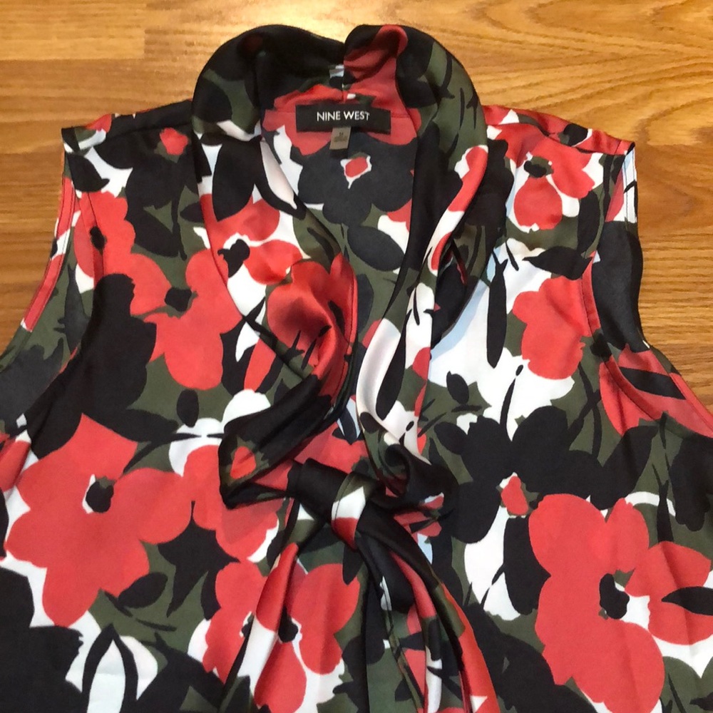 Sleeveless blouse - Picture 3 of 4